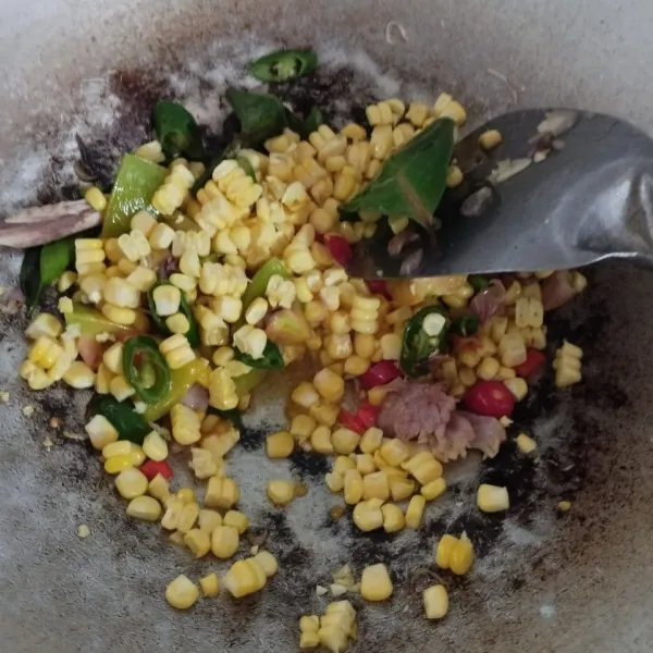 Kemudian masukkan jagung manis, aduk rata. Masak sampai agak empuk.