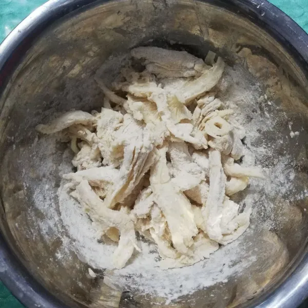 Masukkan jamur tiram kedalam campuran tepung tadi. Kemudian aduk hingga rata.