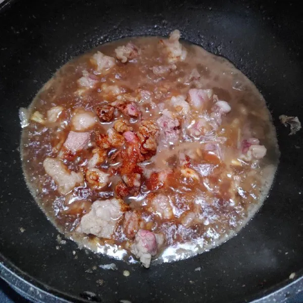 Tambahkan air bumbui dengan kecap manis, garam, kaldu bubuk, dan gula pasir. Masak sampai bumbu meresap dan daging empuk.