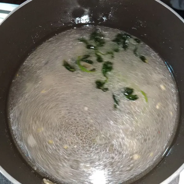 Tumis bawang putih, jahe, dan seledri sampai harum, tambahkan air lalu bumbui garam, merica, dan kaldu bubuk.