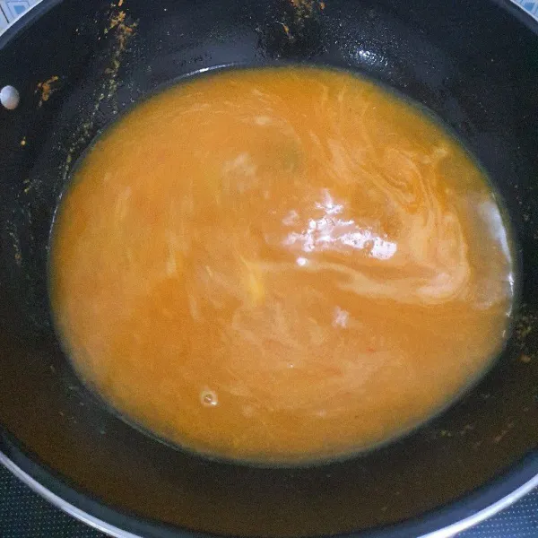 Tambahkan air, air asam, bubuk kari, garam & gula, masak hingga mendidih.