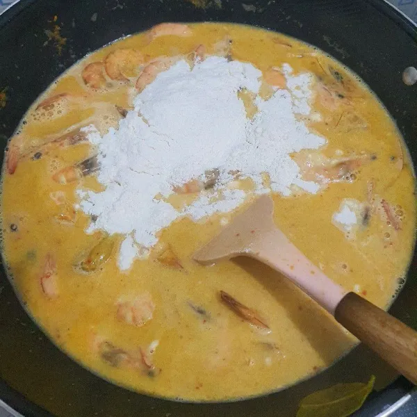 Tambahkan bubuk krim, masak hingga udang matang.