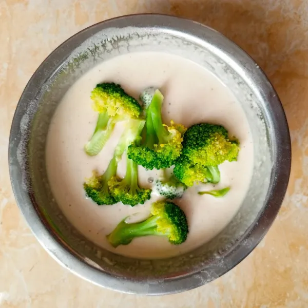 Masukkan brokoli ke dalam adonan pelapis, balur rata.