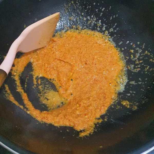Tumis bumbu halus hingga wangi, masukkan serai, daun salam, daun jeruk.