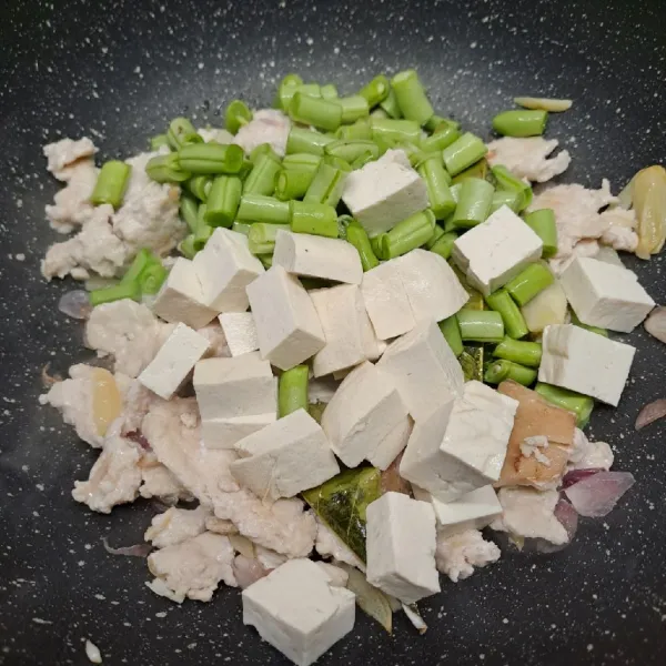 Masukkan buncis, tahu dan air. Masak sampai mendidih.