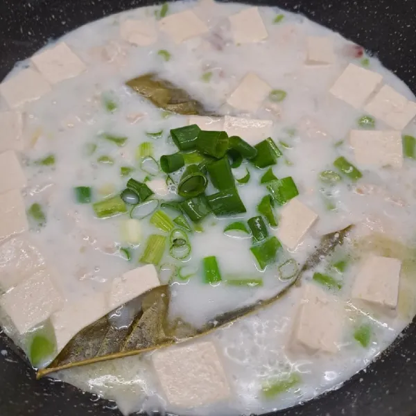 Masak sampai sayur matang. Kemudian masukkan daun bawang, masak sebentar asal layu. Angkat dan sajikan.