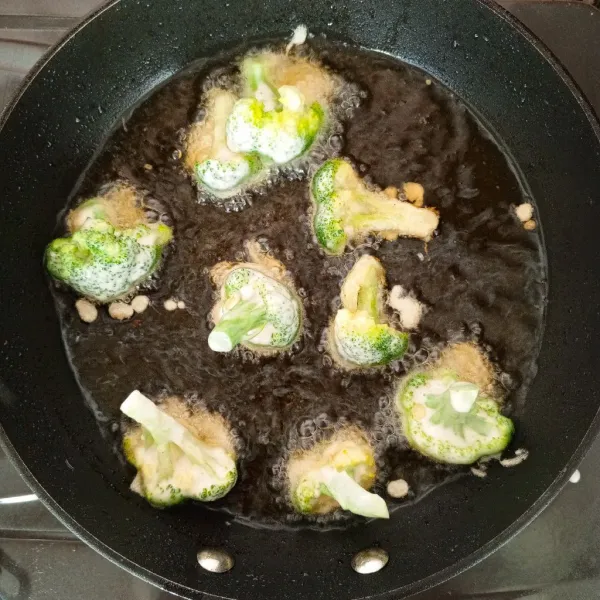 Goreng brokoli satu per satu ke dalam minyak panas api sedang hingga matang kuning keemasan. Angkat, tiriskan dan sajikan.