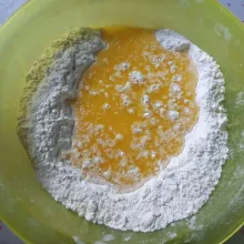 Dalam baskom besar ayak terigu. Campur dengan garam dan susu bubuk, aduk rata. Tuang semua bahan cair, aduk kemudian ulen sampai kalis dan lentur. Dalam tahap ini jika adonan terasa terlalu lembek bisa taburkan secukupnya terigu cadangan.