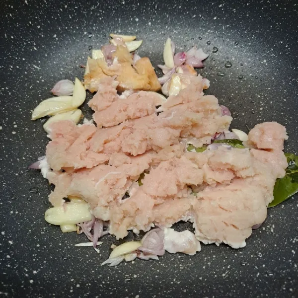 Masukkan ayam giling, tumis sampai berubah warna.