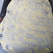 Ambil adonan, lalu lebarkan sampai setipis mungkin seperti membuat kulit martabak telur. Oles seluruh permukaannya dengan 1 sdm margarin (pake blueband lebih enak dan gurih).