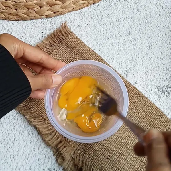 Kocok telur bersama garam, lada, dan penyedap.