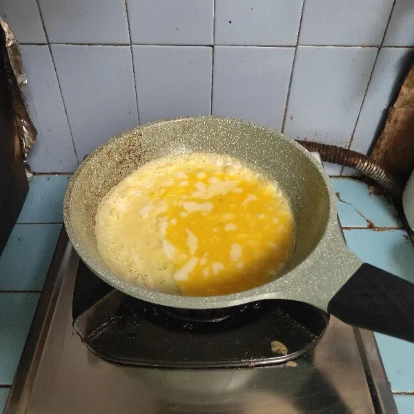 Siapkan pan anti lengket, masak telur dadar sampai matang kedua sisinya, angkat dan sisihkan.