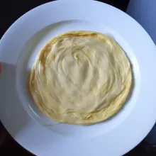 Panaskan teflon dengan api kecil sedang, tidak usah di beri minyak atau margarin. Ambil adonan kemudian pipihkan. Panggang sampai matang kecoklatan.