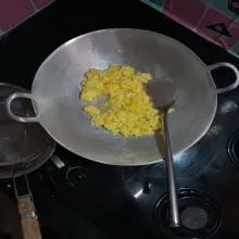 panaskan minyak dalam wajan, masukkan telur yang sudah dikocok lepas, orak-arik, sisihkan.