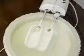 Campurkan telur, gula pasir, dan SP mixer dengan kecepatan tinggi sampai mengembang.