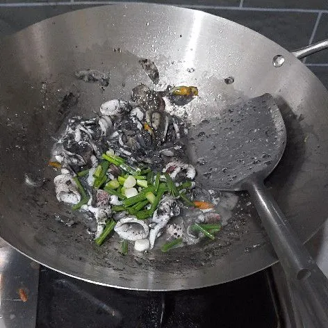 Masukkan daun bawang, masak sebentar saja agar cumi tidak keras, lalu koreksi rasa.