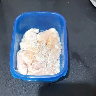 Potong dada ayam, lalu tambahkan garam dan lada, aduk rata.