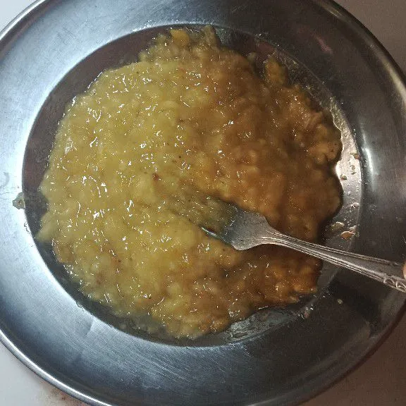 Lumatkan pisang dengan bantuan garpu. Sisihkan