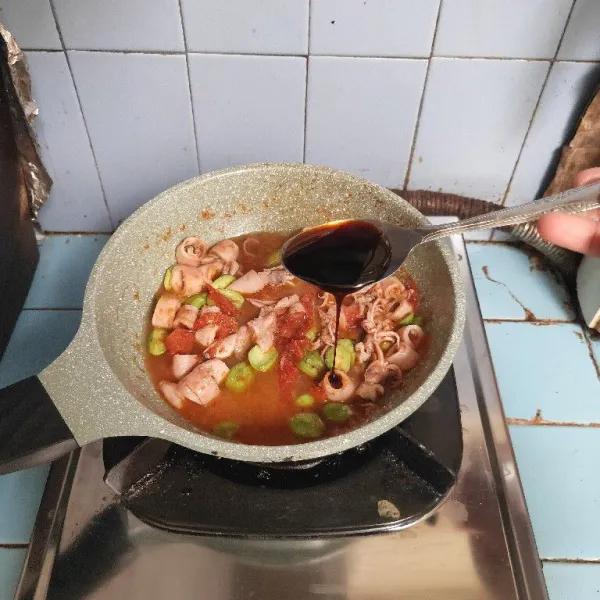 Masukkan kecap manis, garam, gula dan kaldu bubuk. Aduk rata.