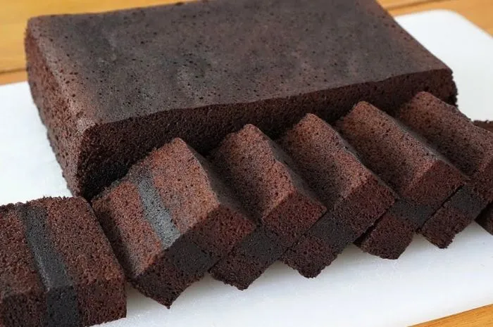 Dinginkan dan potong brownis sesuai selera. Kemudian hidangkan.