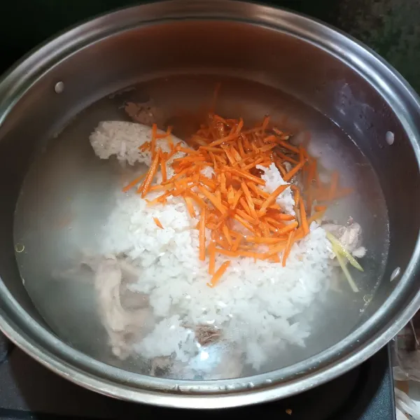 Lalu masukan nasi dan wortel. Aduk. Biarkan sampai wortel empuk.