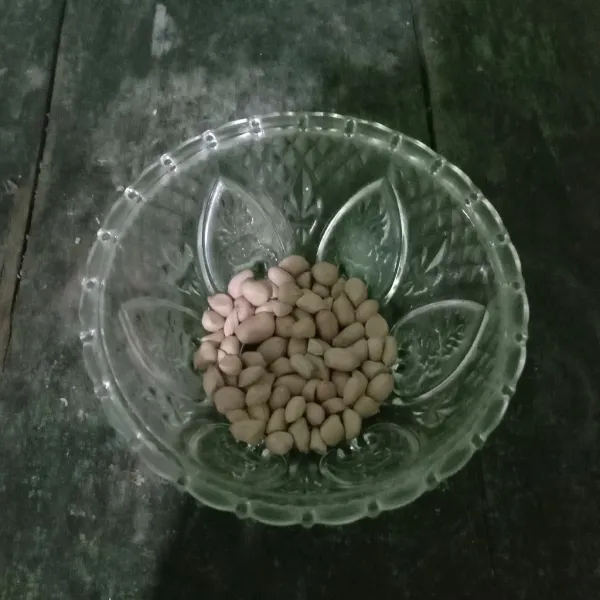 Goreng dulu kacang dengan api kecil
