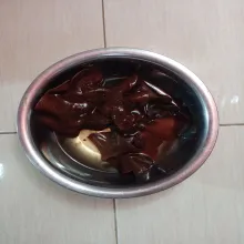 rendam jamur kuping kering di air hangat selama 20-30 menit.