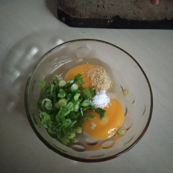 Campurkan telur, daun bawang, garam, lada, dan kaldu bubuk.