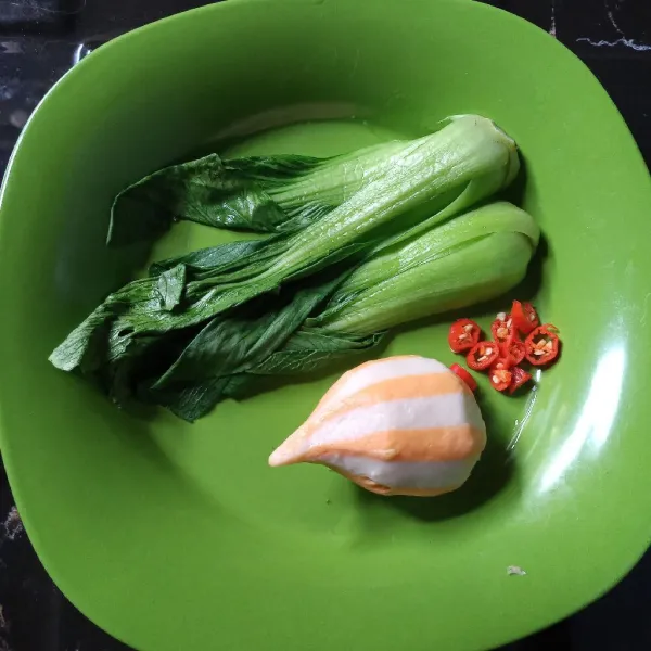 Belah dua pokcoy lalu rebus sebentar bersama cheese dumpling. Sisihkan.