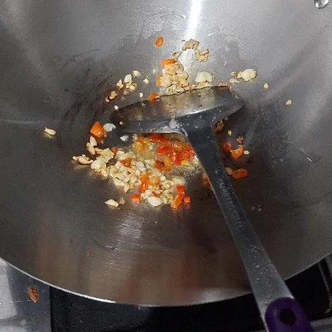 Tumis bawang dan cabe lalu tambahkan garam dan gula aduk rata.
