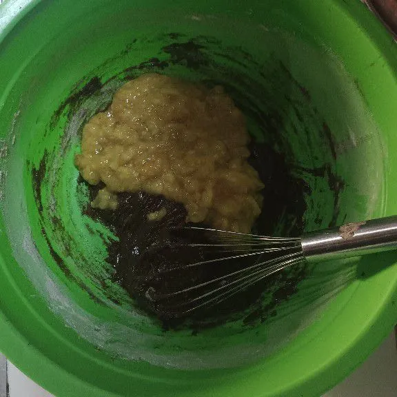 Masukkan pisang yang sudah dihaluskan. Aduk rata. Sisihkan.