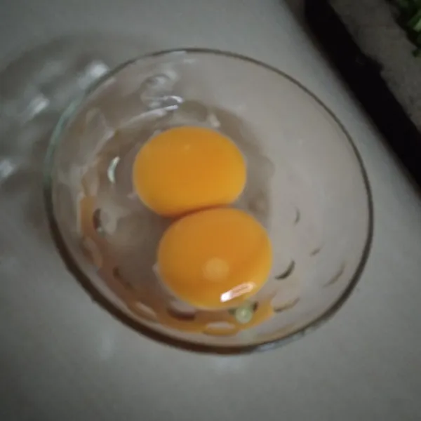 Siapkan telur ayam didalam mangkuk.