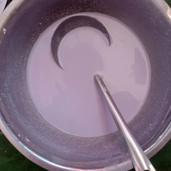 Bagi adonan sama banyak lalu beri pewarna ungu dan putih.