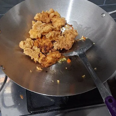 Masukkan ayam goreng, aduk rata.
