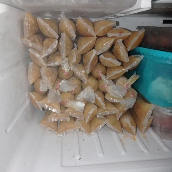Masukkan kedalam plastik es mambo ikat ujung ujungnya, simpan di freezer semalaman dan siap disajikan.