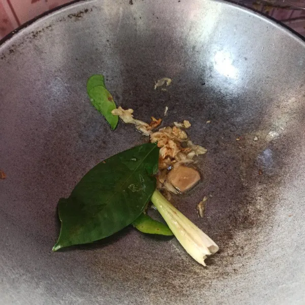 Sambil menunggu ayam mendidih, tumis bawang putih, hingga harum setelah itu masukkan daun salam, daun jeruk, serai, dan jahe. Tumis hingga layu.