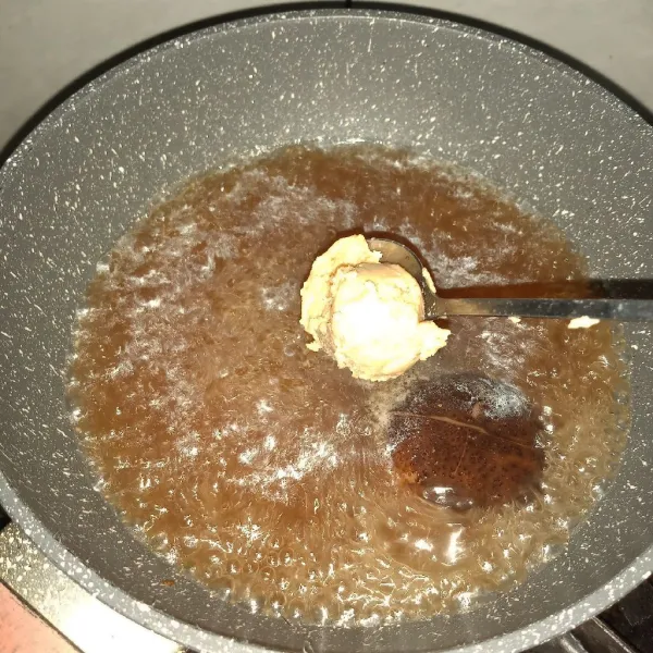 Masukkan bumbu bawaan dari mi instan dan tambahkan pasta miso. Aduk sampai larut. Matikan api.