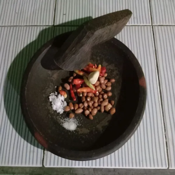 Taruh di cobek kecil dan haluskan.