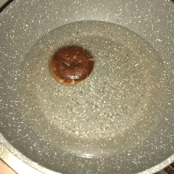 Rebus 350 ml air bersama jamur shitake sampai mendidih.