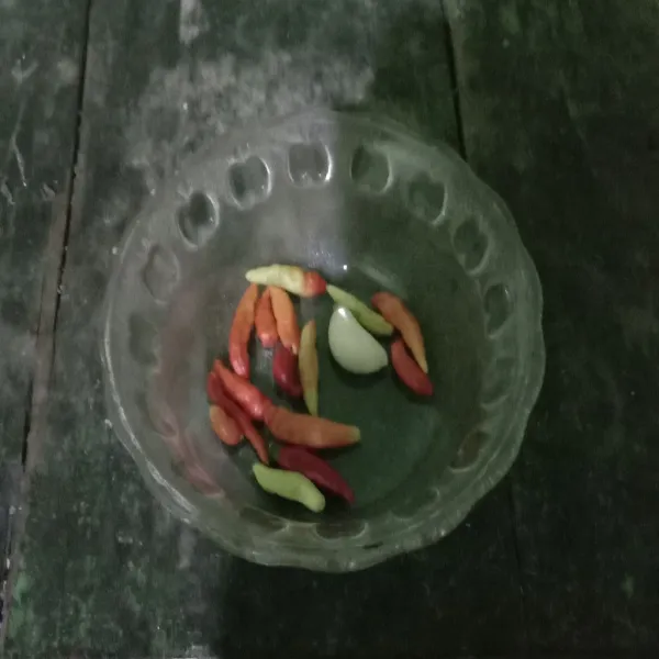 Cabe dibiarkan mentah.