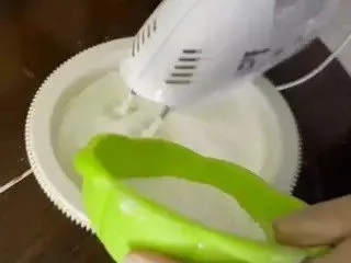 Kemudian, masukkan tepung yang telah diayak, coklat bubuk, maizena, dan baking powder. Kemudian mixer dengan kecepatan sedang hingga tercampur merata. Matikan mixer.