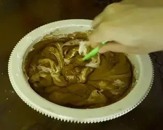 Lalu masukkan SKM coklat, vanili, dan minyak goreng, aduk sampai merata.