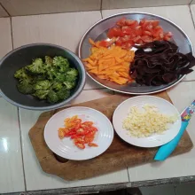 cincang halus bawang putih, iris cabe dan bahan lain nya.