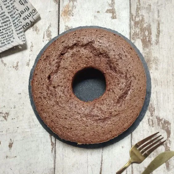 Lepaskan chiffon dari loyang dengan cara disisir tepian dan bawahnya