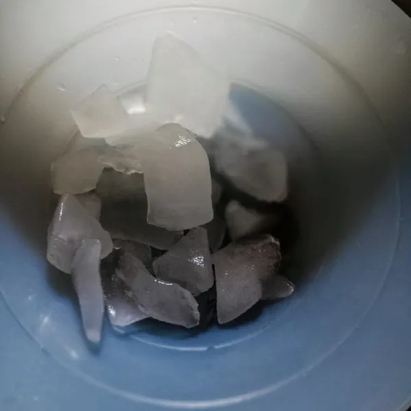 Dalam wadah masukkan es batu.