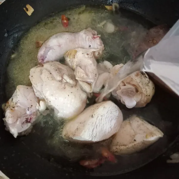 Beri air dan biarkan mendidih.