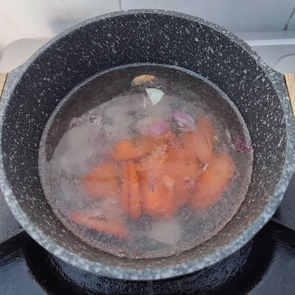 Masukkan wortel dan 300 ml air, rebus hingga wortel empuk.