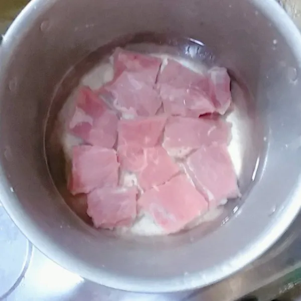 Potong potong daging kemudian rebus hingga daging empuk