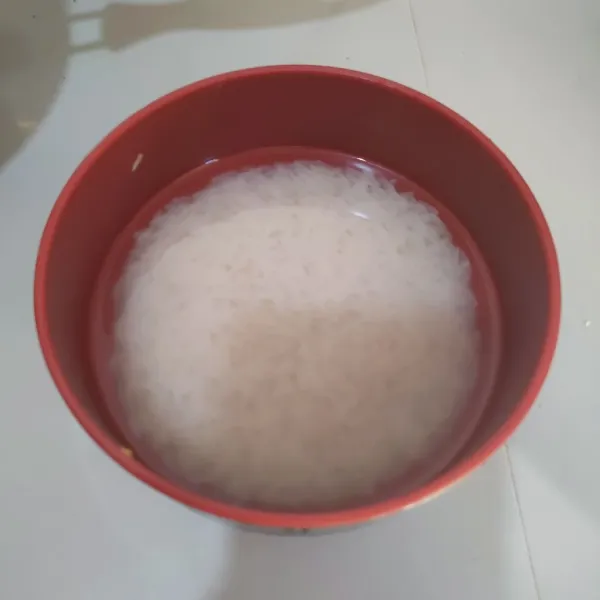 Cuci bersih beras basmati, kemudian rendam dengan air selama 1 jam.