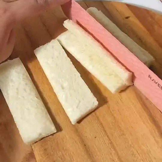 Potong bagi tiga. 2 lembar roti tawar